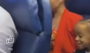 رجل  يثير الجدل على متن طائرة بسبب طفل صغير