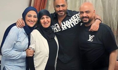 بالصورة.. تامر حسني يحتفل بعيد ميلاده وسط أسرته