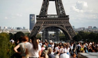 القبض على رجل قفز بالمظلة من برج إيفل.. ما القصة؟