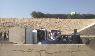 10 مصابين في  اصطدام لورى بسيارة نقل وانقلابهما فى الجيزة (صور)
