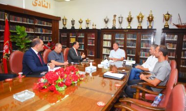 الخطيب يناقش اقتراح التعاون بين شركة الكرة بالأهلي والمستثمرين