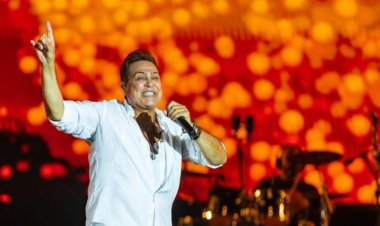 حكيم لجمهوره في حفله بالعلمين: «العالم كله بيتفرج علينا ومنورين الدنيا كلها»