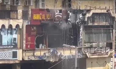 «الحماية المدنية» تجري عمليات تبريد لمحل العطور المحترق بجراج العتبة لمنع تجدد اشتعال النيران