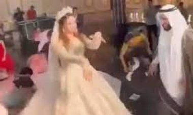 عريس خليجي يثير الجدل في حفل زفافه بإلقاء دولارات على زوجته