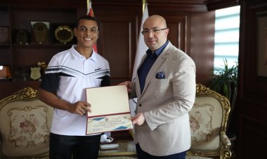 محافظ بنى سويف يكرم الفائز بالميدالية الفضية فى بطولة العالم البارالمبية