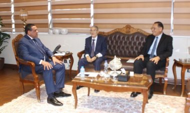 وزير التنمية المحلية يتابع مع محافظى الشرقية والمنيا بدء تشغيل المجمعات الحكومية