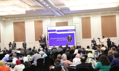 أيمن عاشور: البرنامج يقدم منح لتطوير قدرات الكوادر البشرية بالقطاعين الحكومي والخاص