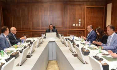وزير التنمية المحلية يبحث معدلات تنفيذ مشروعات "حياة كريمة" مع 3 محافظين