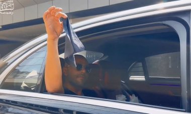 وصول تامر عاشور إلى جدة بـ«منديل أسود»