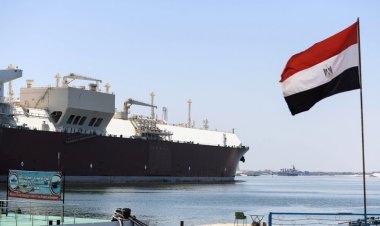 نجاح تعويم ناقلة الغاز الطبيعي بعد جنوحها بقناة السويس