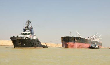 الفريق أسامة ربيع: «عزت عادل» و4 قاطرات أخرى تنجح بإعادة الملاحة للقناة خلال ساعات