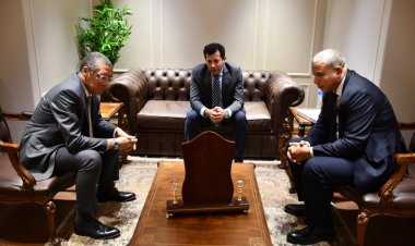 وزير الرياضة يلتقي رئيس اتحاد الكرة الطائرة لمناقشة استعدادات استضافة بطولة إفريقيا