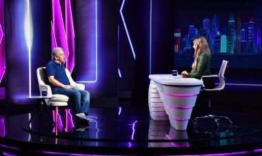 الجمعة.. المخرج عمر عبدالعزيز ضيف «بالخط العريض» على الحياة