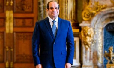 مكالمة من الرئيس السيسي تقطع مداخلة رئيس هيئة قناة السويس مع أحمد موسى
