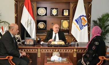 محافظ قنا يواصل استقبال المواطنين بمكتبه لبحث شكواهم