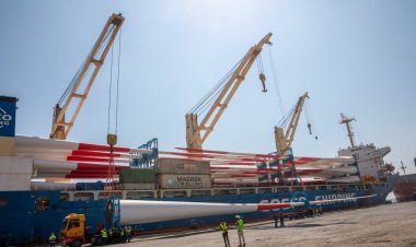 نجاح ميناء الأدبية في استقبال شحنة ريش محطات توليد الكهرباء من الرياح