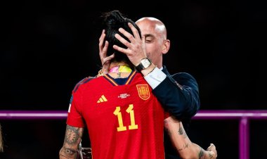 بسبب تقبيل لاعبة.. تصاعد أزمة رئيس الاتحاد الإسباني واستقالات من المنتخب