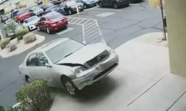 سيدة مسنة تقتحم صالون حلاقة بسيارتها ونجاة الزبائن بأعجوبة