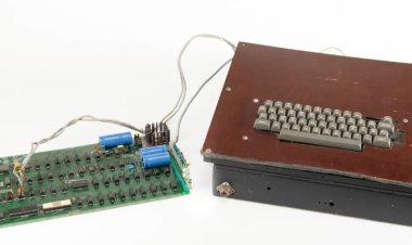 مقابل 223 ألف دولار.. بيع أول أجهزة آبل للحواسيب الشخصية