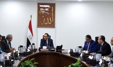 رئيس الوزراء يتابع مع وزير التموين جهود توفير السلع الأساسية للمواطنين