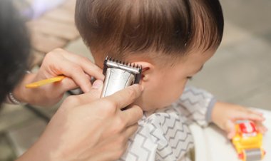 أخصائية الأمراض الجلدية تحذر من حلق الشعر بالموس للأطفال