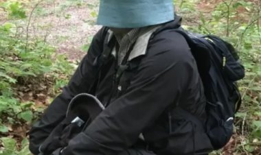 رجل يتنكر في زى طائر ليدرس لغات الطيور