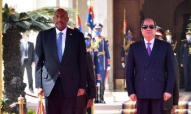 الرئيس السيسى يستقبل الفريق البرهان بمطار العلمين الدولي