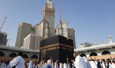 وزارة السياحة والآثار تبحث استعدادات بدء موسم العمرة الجديد