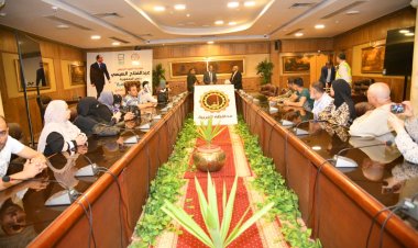 محافظ الغربية يُسلم كراسي متحركة وبطاقات خدمات لذوي الهمم خلال لقاء المواطنين