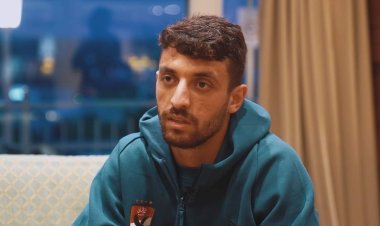 طاهر يؤدي جلسة علاج طبيعي على هامش مران الأهلي