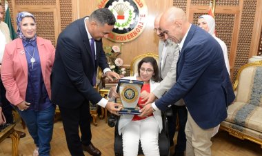 محافظ الدقهلية يكرم الطالبة سهيلة الأولى على كلية آداب المنصورة من ذوي الهمم