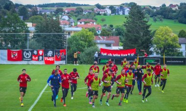 وسط حضور جماهيري.. الأهلي يختتم ثالث أيام معسكره بالنمسا