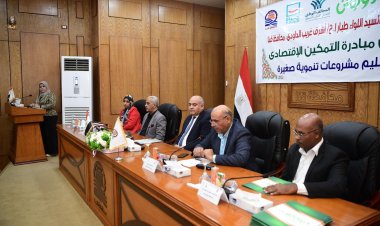 محافظ قنا يسلم 61 مشروعا تنمويا للأسر الأولى بالرعاية