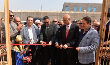 وزير السياحة يلتقي مجموعة من السائحين خلال افتتاح عدد من المواقع الأثرية بمصر القديمة