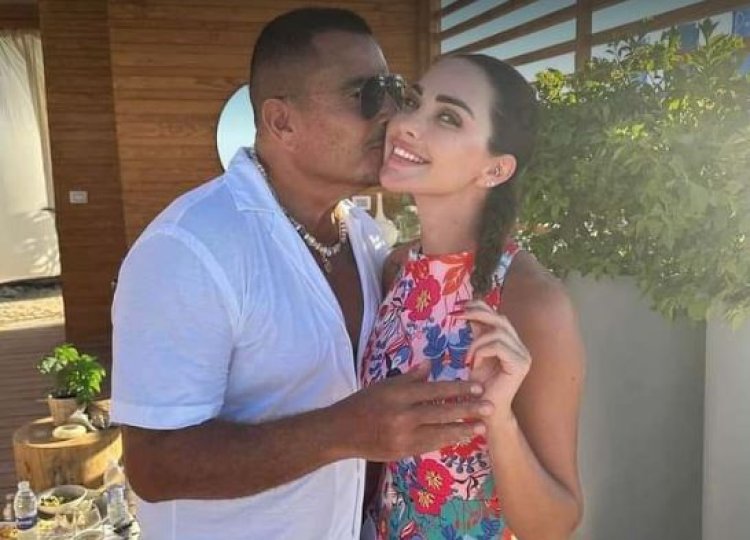 هل يعيش عمرو دياب قصة حب جديدة؟.. صورة رومانسية