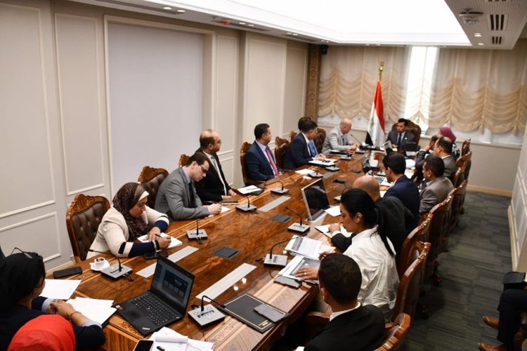 «صبحي» يبحث تطوير المنشآت الشبابية والرياضية
