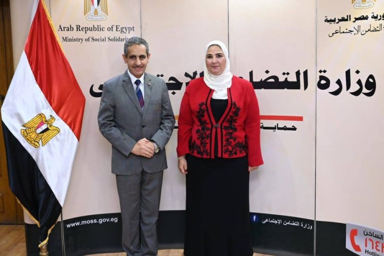 وزيرة التضامن ومحافظ الغربية يوقعان اتفاق تسوية ودية بين بنك ناصر والمحافظة
