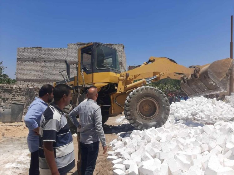 إزالة ٥٠ حالة تعد على أراض زراعية وبناء مخالف في ٥ مراكز بالمنيا