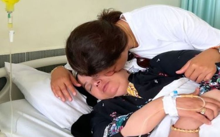 منى فاروق تعلن مرض والدتها ونقلها إلى المستشفى