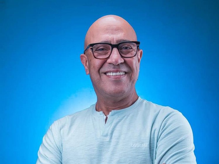 أشرف عبد الباقي يروي تفاصيل قضاء يومه بالساحل الشمالي.. فيديو