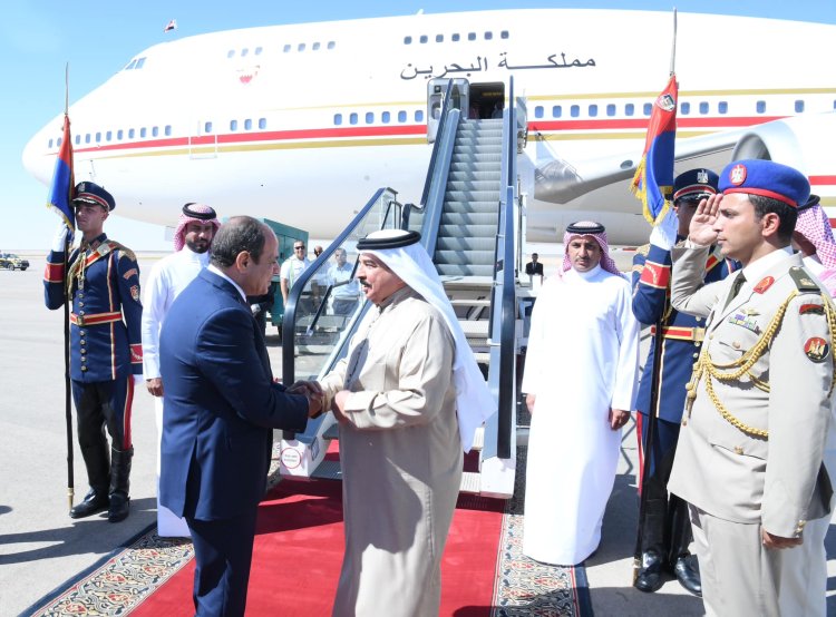 الرئيس السيسي يودع عاهل مملكة البحرين لدى مغادرته مدينة العلمين