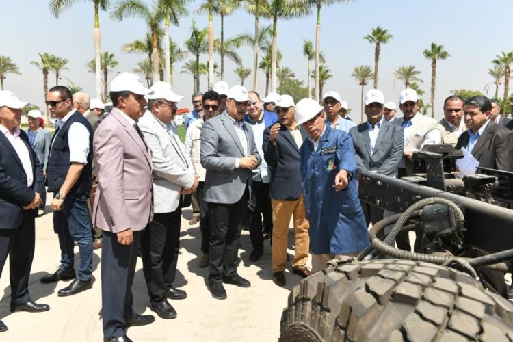 وزير الدولة للإنتاج الحربي يتفقد مصنع «إنتاج وإصلاح المدرعات»