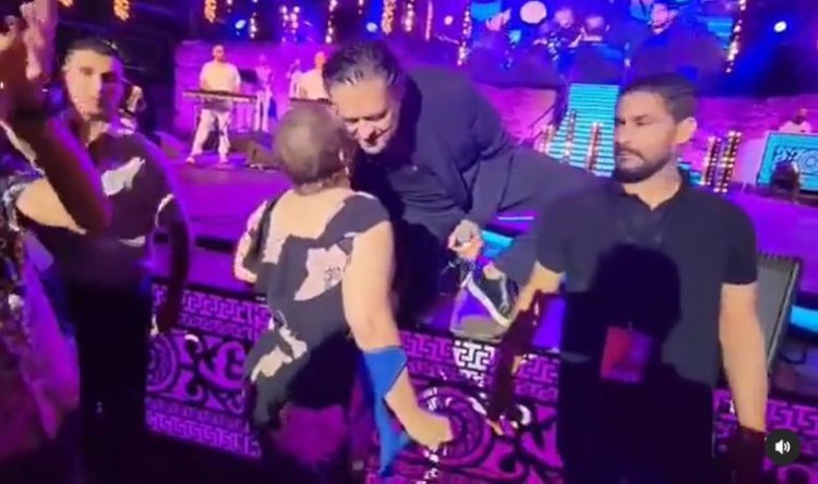 قبّلها واحتضانها.. سر السيدة التي ظهرت مع راغب علامة على المسرح
