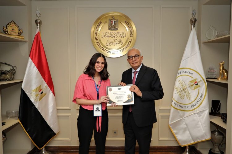 وزير التعليم يكرم أوائل مدارس النيل المصرية الدولية للمرحلة الثانوية