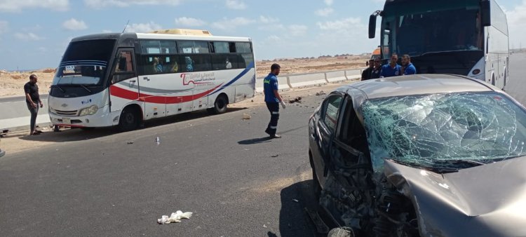 بالصور...إصابة شخصين ن في حادث تصادم أتوبيس بسيارة ملاكى أعلى طريق إسكندرية- مطروح الساحلى