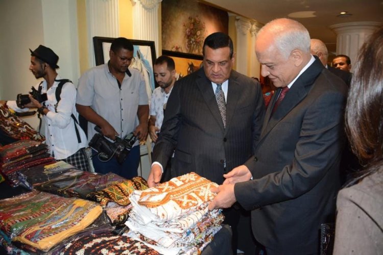 وزير التنمية المحلية ومحافظ الجيزة يفتتحان معرض الحرف التراثية بالتعاون مع سفارة اليمن