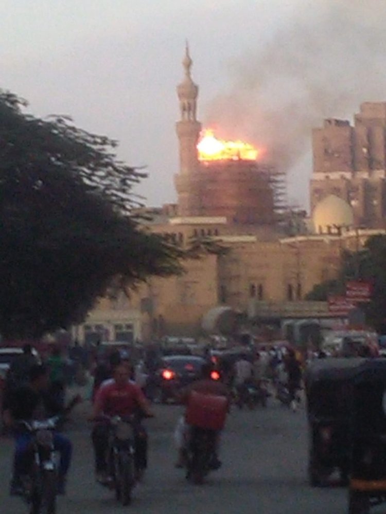 نشوب حريق هائل فى عقار بمنطقة السيدة زينب