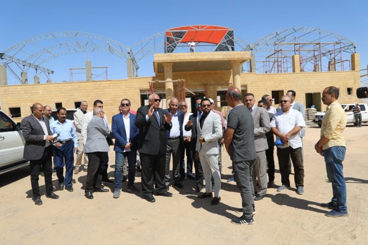محافظ الوادي الجديد يتفقّد الموقف الإنشائي لنادي الهجن بالخارجة