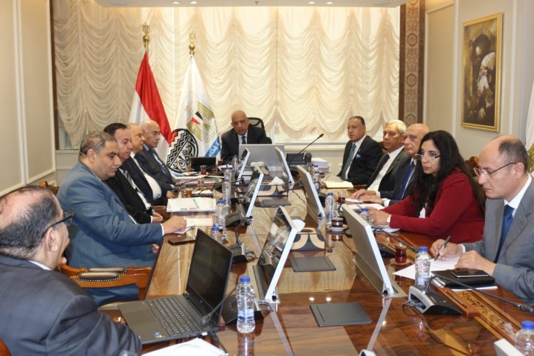 وزير قطاع الأعمال العام يجتمع بالرؤساء التنفيذيين للشركات القابضة