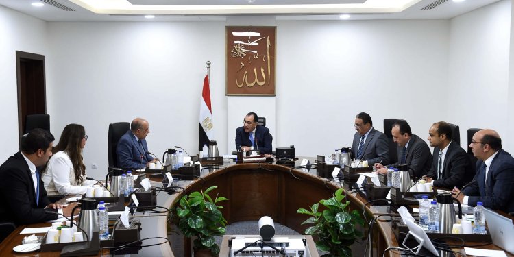 رئيس الوزراء يتابع نشاط عمل شركة إيسترن كومباني